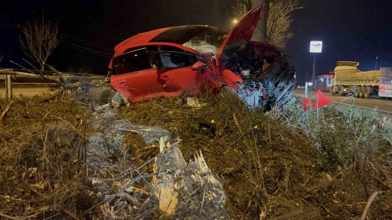 Eskişehir'de Kontrolden Çıkan Araç Ağaca Çarptı: 1 Ağır Yaralı