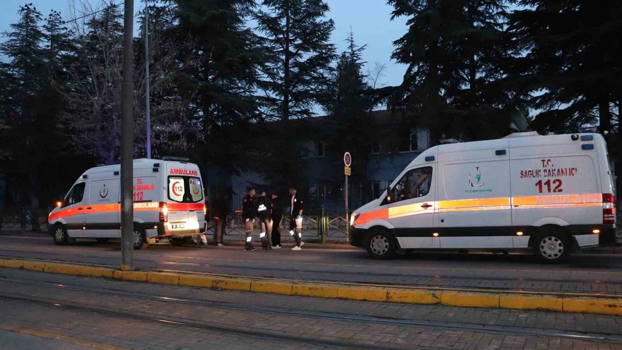 Eskişehir'de Liseliler Arasında Bıçaklı Kavga: 1 Yaralı