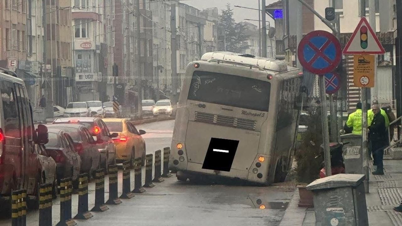 Eskişehir'de Minibüs Devrilme Tehlikesi Atlattı