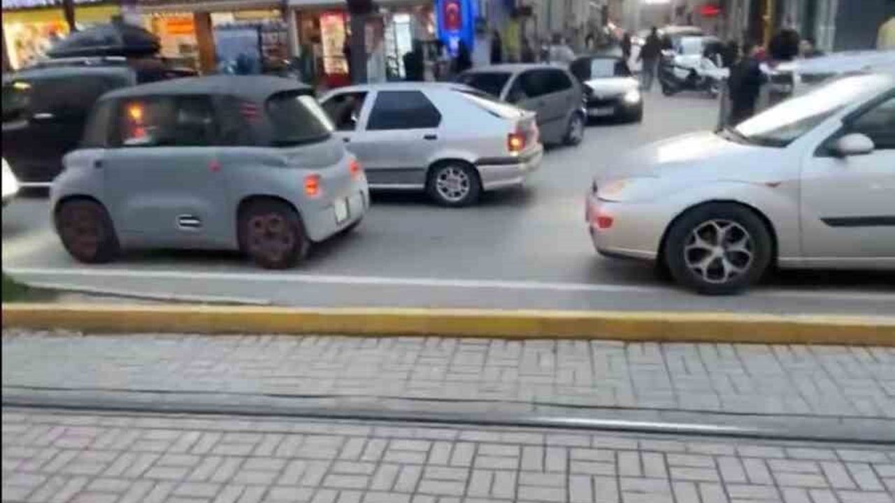 Eskişehir'de Motosiklet Sürücüsü Tramvay Yolunu Kullandı