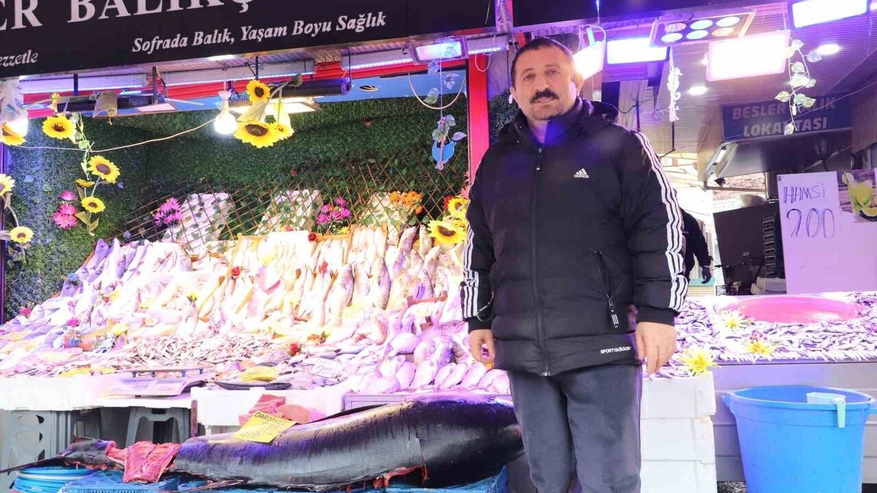 Eskişehir'de Satışa Sunulan Dev Orkinos