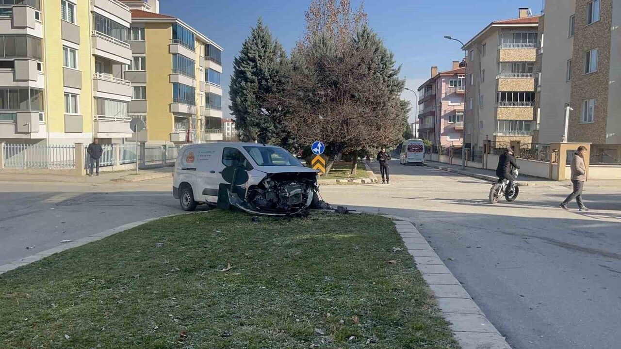 Eskişehir'de Trafik Kazası: İki Araç Hurdaya Döndü