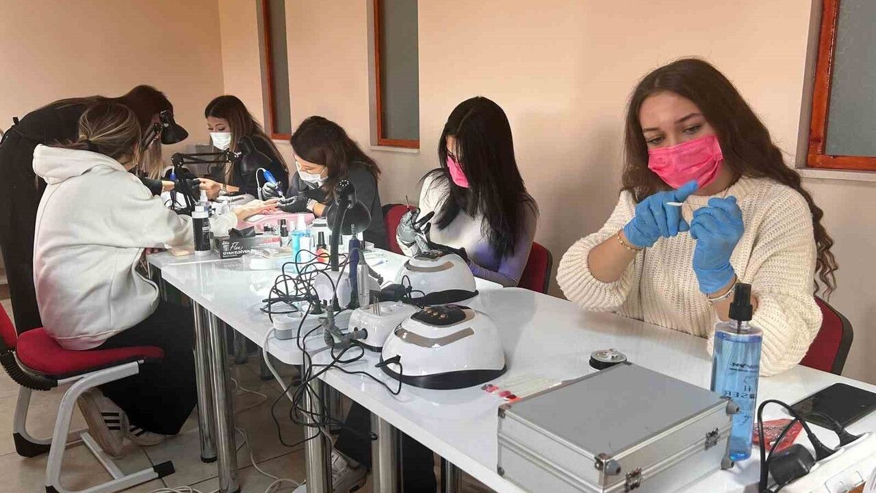 Eskişehir'de Türkiye'nin İlk Kamuya Ait Protez Tırnak Atölyesi Açıldı