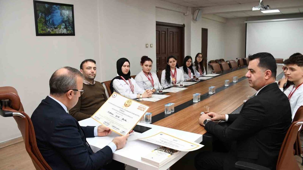 Eskişehirli Öğrenciler Uluslararası Yemek Yarışmalarında Başarı Elde Etti