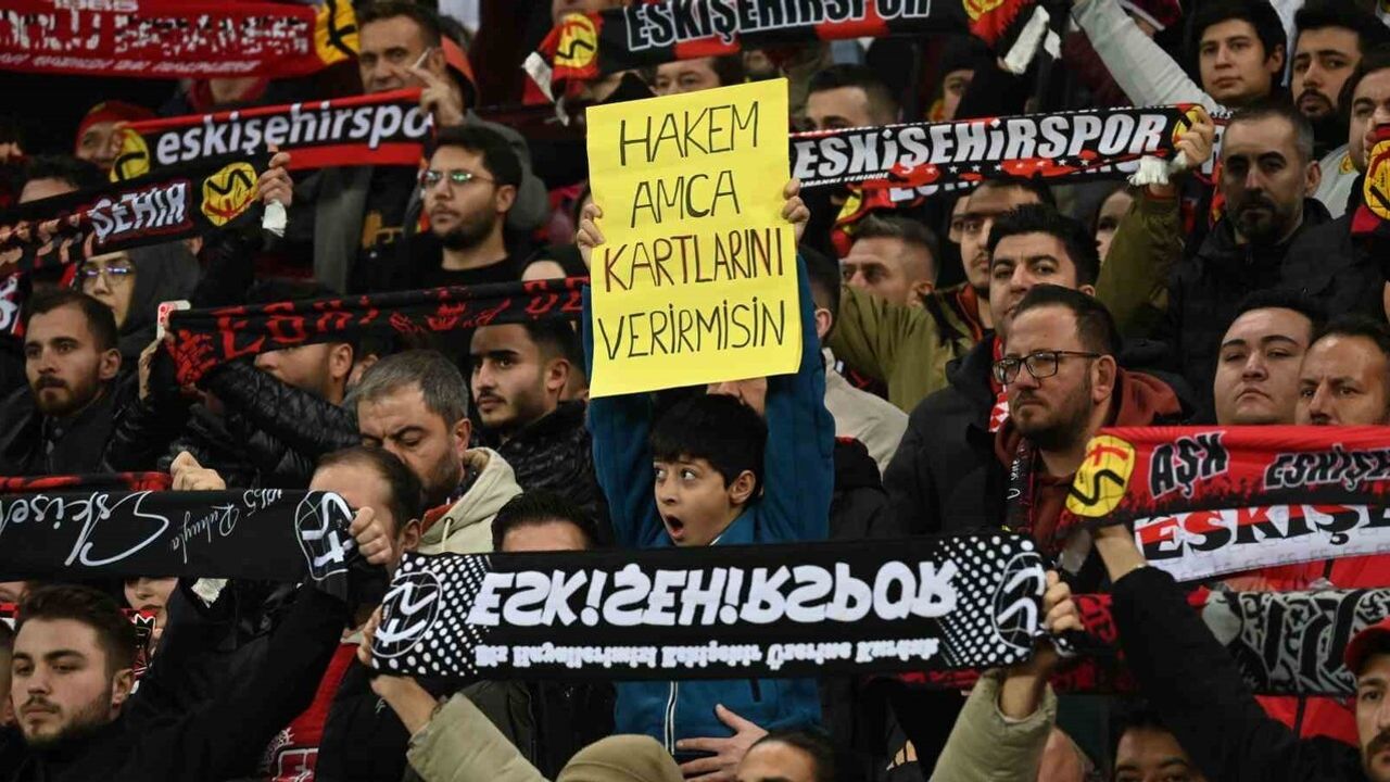 Eskişehirspor, Karşıyaka'yı 3-0 Geçti