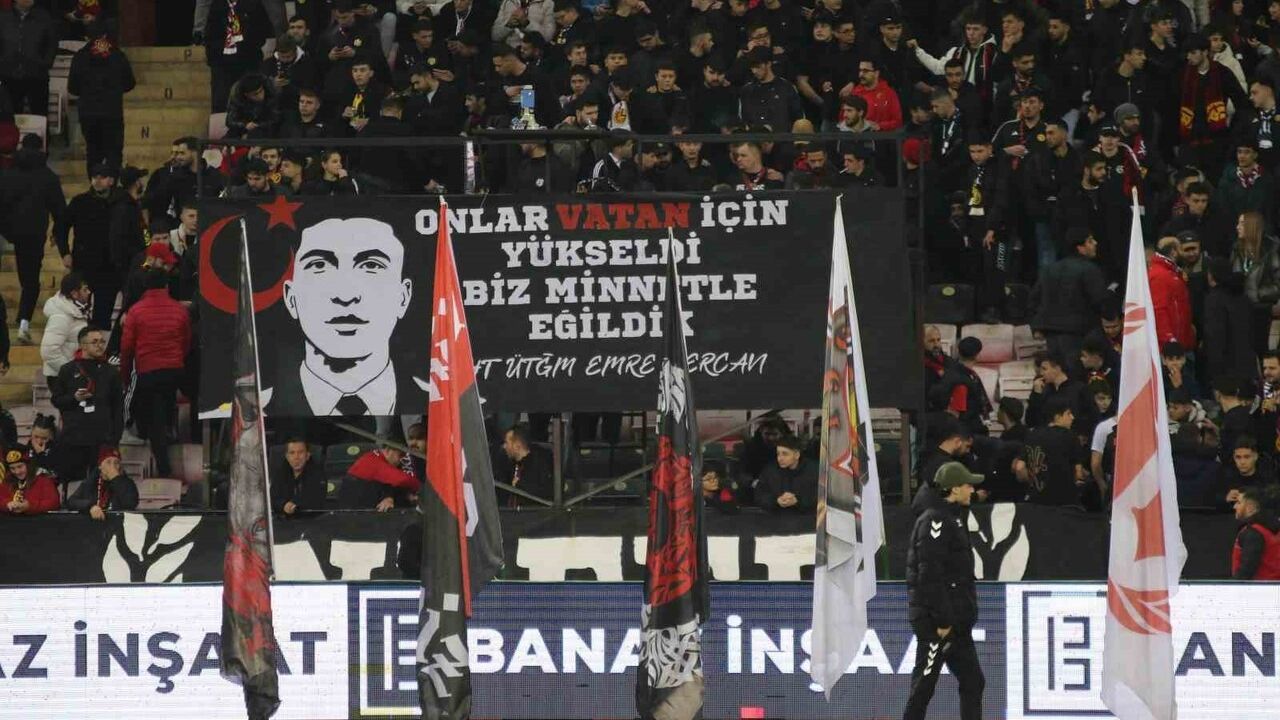 Eskişehirspor Taraftarı Hava Şehidi Emre Mercan'ı Andı