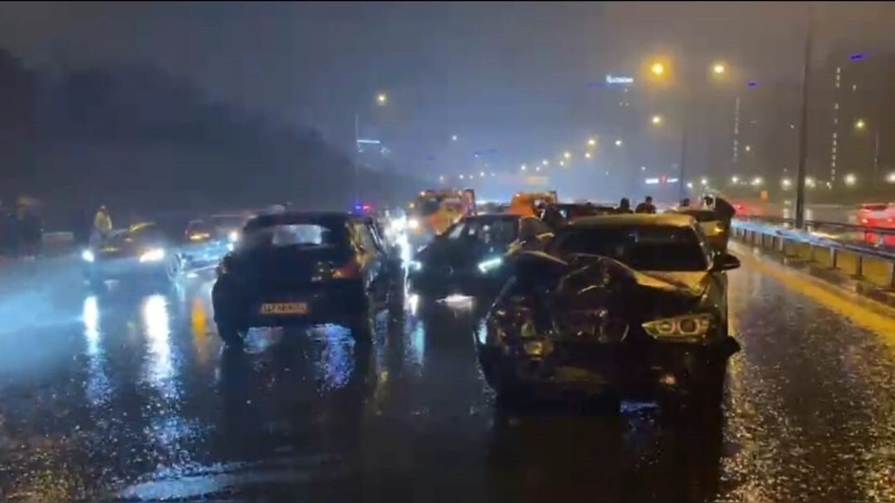 Eyüpsultan'da Sağanak Yağış Zincirleme Kazaya Neden Oldu