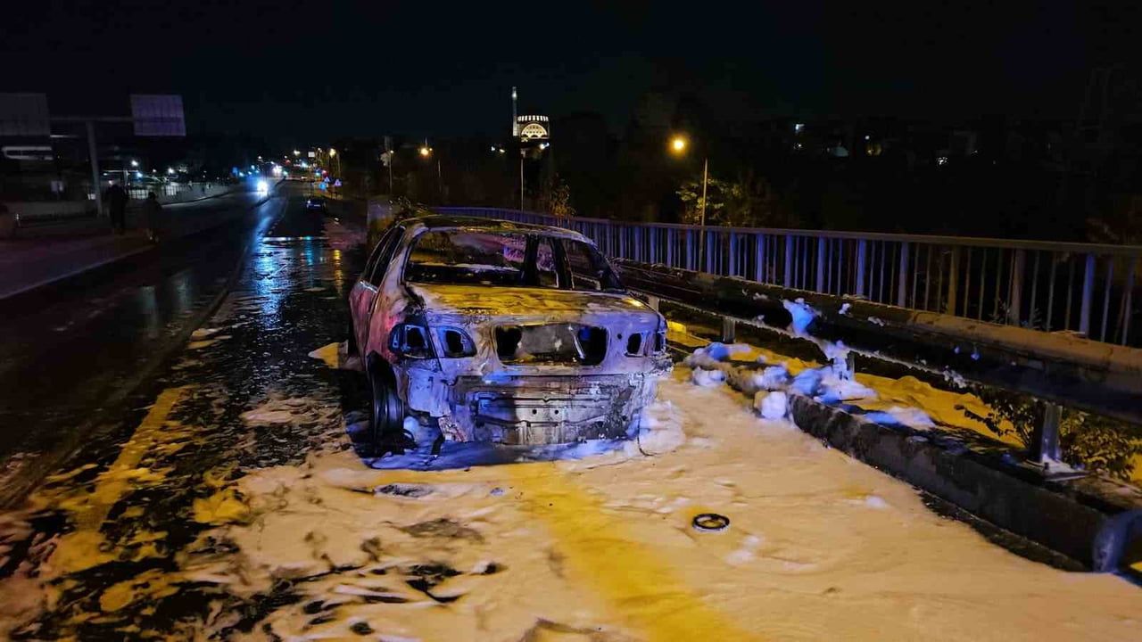 Eyüpsultan'da Seyir Halindeki Araçta Yangın Çıktı