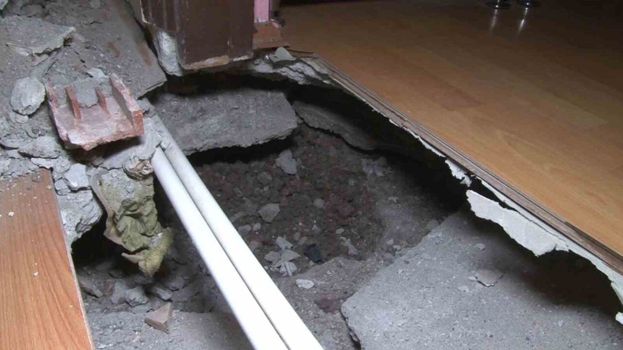 Fatih'te 4 Katlı Binanın Temelinde Çökme İddiası