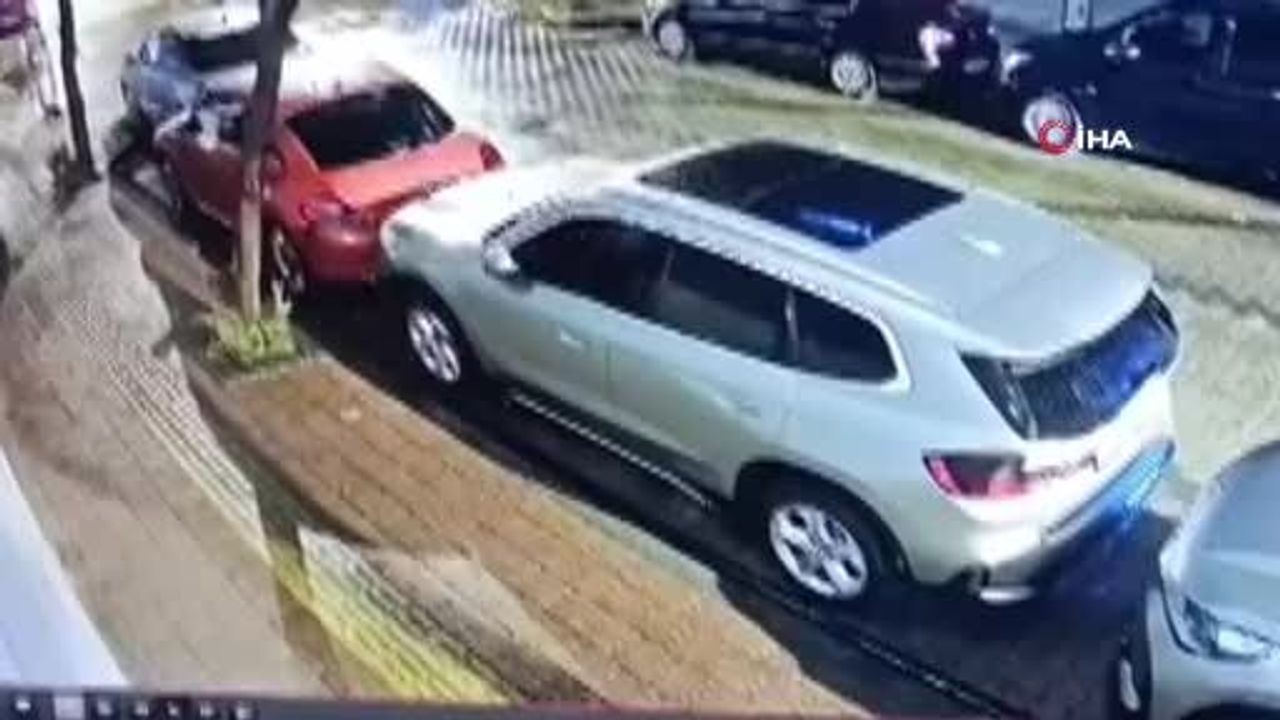 Fatih'te Ticari Araç Kaza Yaptı, Sürücü Kaçtı