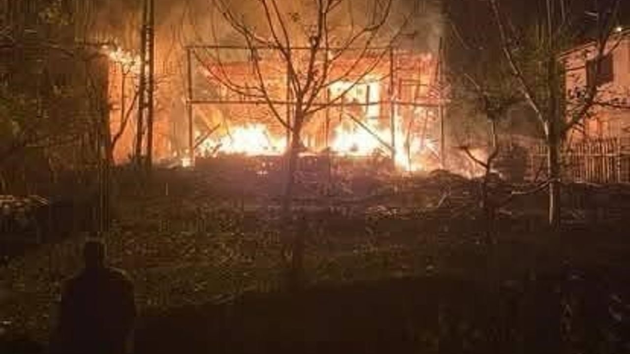 Feke'de Korkutan Yangın: Bir Ev ve Lojman Zarar Gördü