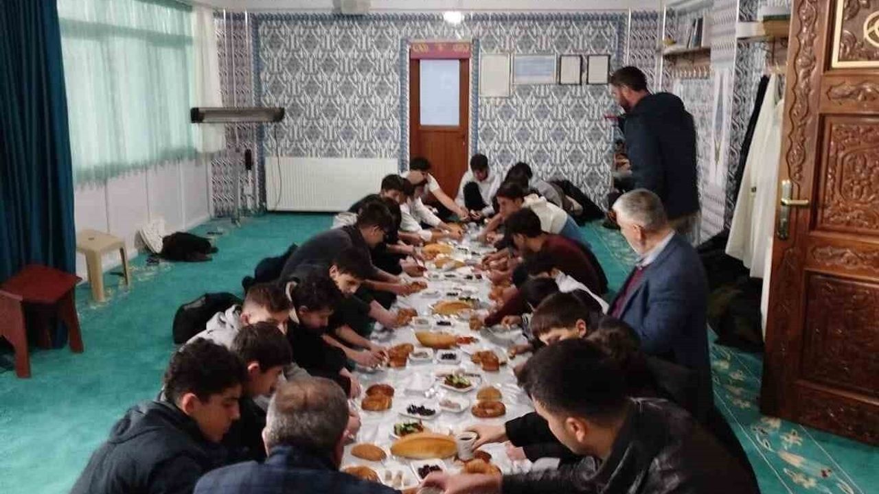 Fen Lisesi Öğrencileri Hisar Camii'nde Sabah Namazında Bir Araya Geldi