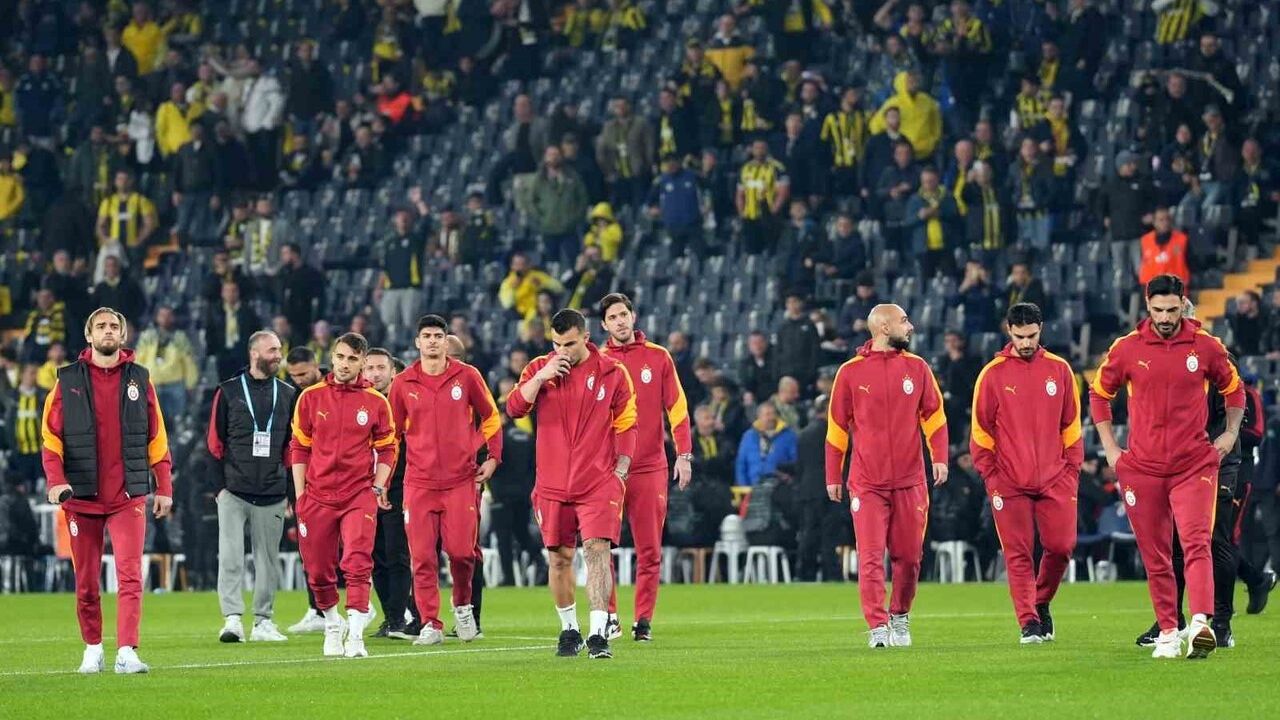 Fenerbahçe vs Galatasaray Derbisi Devam Ediyor