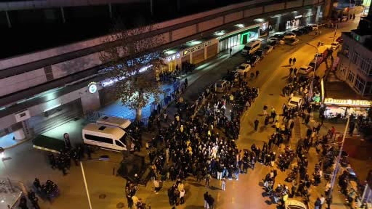 Fenerbahçeli Taraftarlar Sadettin Saran’a Destek İçin Stadyumda Buluştu