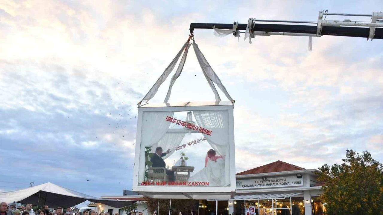 Fethiye'de Eşsiz Düğün Töreni: Cam Vitrindeki Gelin ve Damat