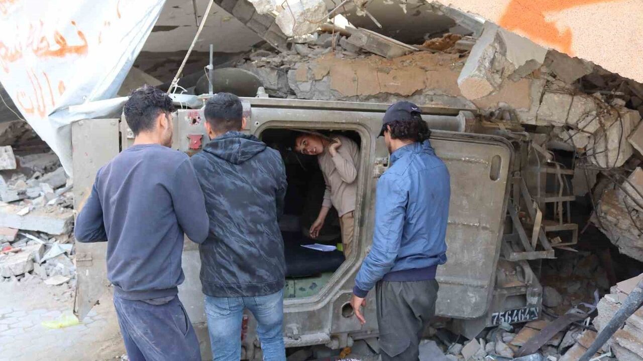 Filistinli Gençten Yaratıcı Çözüm: Terk Edilmiş Zırhlı Araç Güneş Enerjili Şarj İstasyonu Oldu