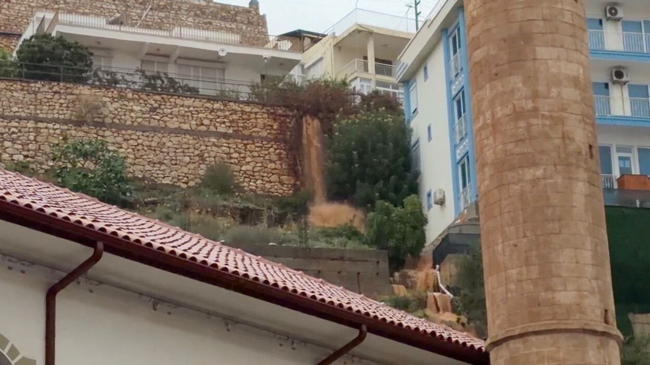 Finike'de Şiddetli Fırtına Tekneyi Kıyıya Sürükledi