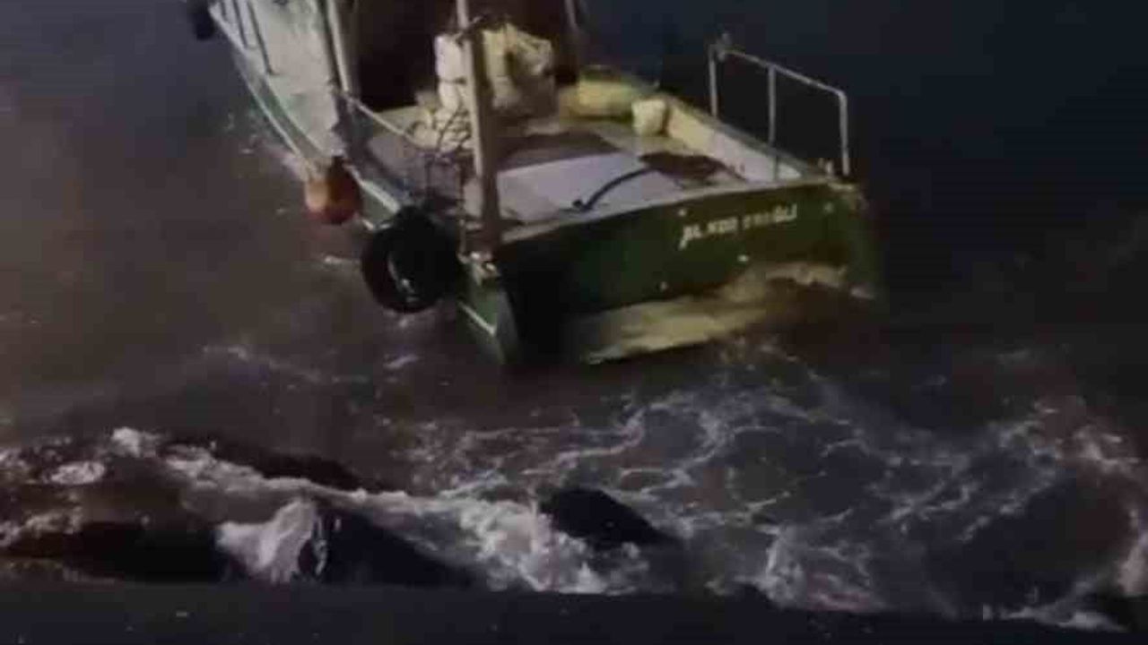 Fırtına Ortasında Teknenin Kurtarılması Görüntülendi