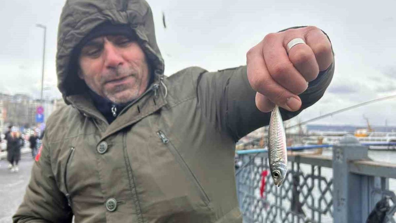 Galata Köprüsü'nde Yılın Son Günü Balıkçılar Coşku İçinde