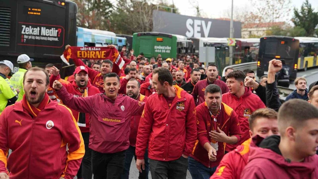 Galatasaray Taraftarları Fenerbahçe Derbisi İçin Stadyuma Gitti