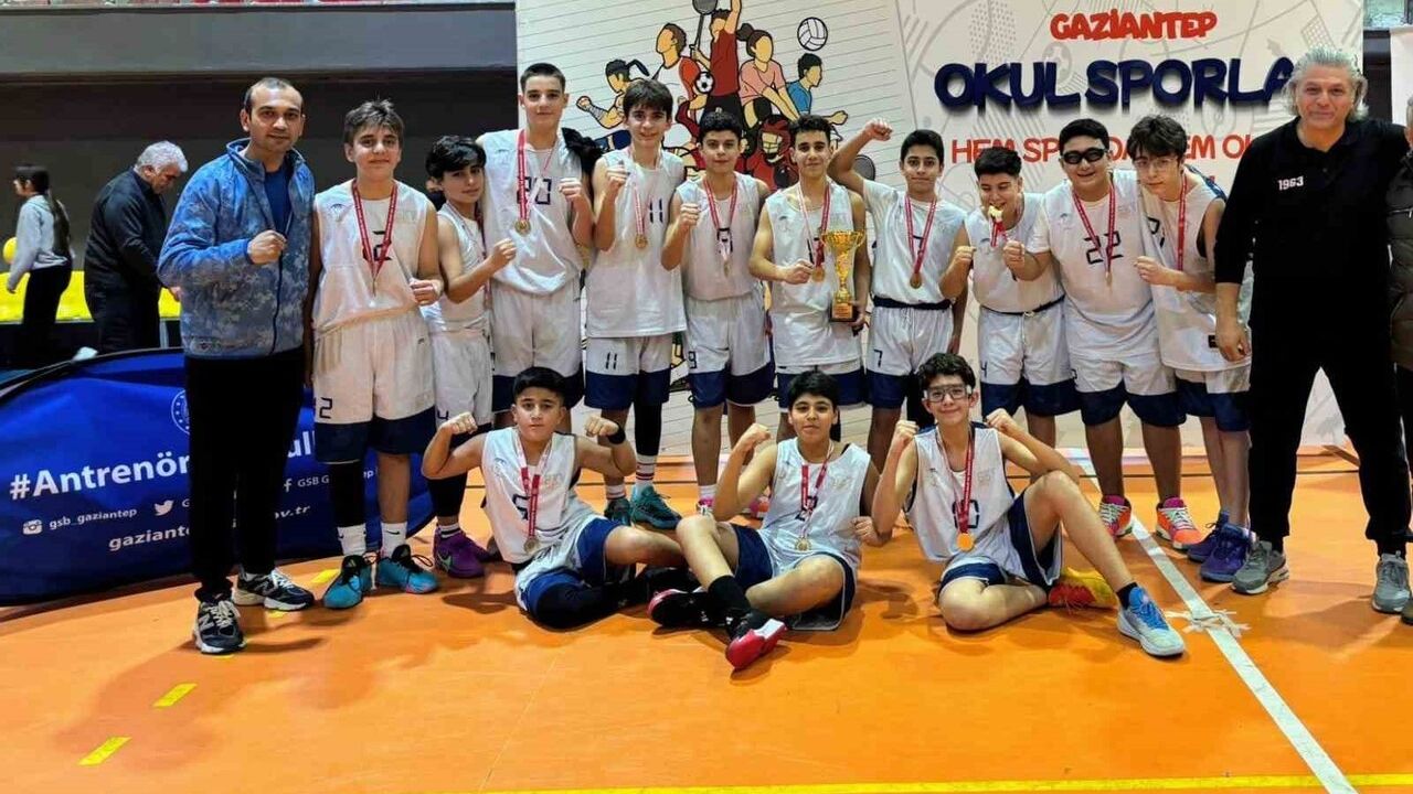 Gaziantep Kolej Vakfı Yıldız Erkekler Basketbol Takımı Namağlup Şampiyon Oldu