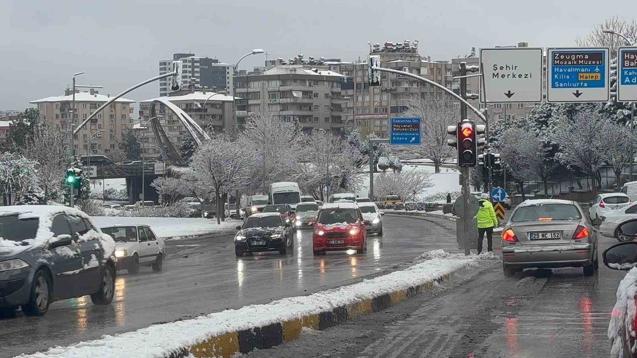 Gaziantep'le Beyaz Kış: Kar Yağışı Şehri Kapladı
