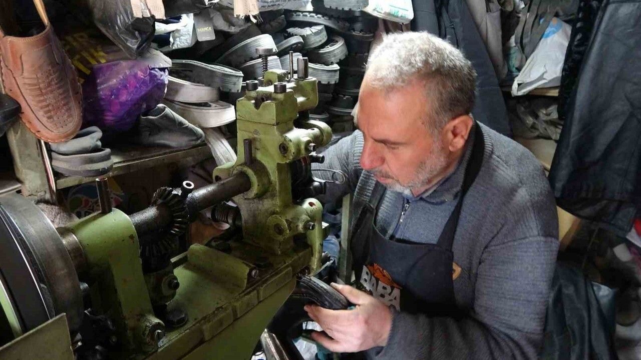 Gaziantep'te 30 Yıldır Ayakkabı Tamiri Yapan Usta