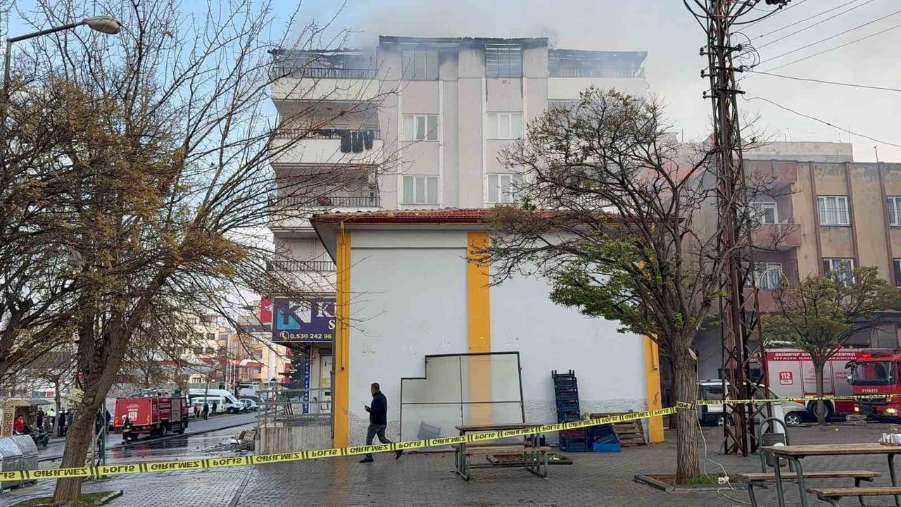 Gaziantep'te 4 Katlı Apartmanda Korkutan Yangın