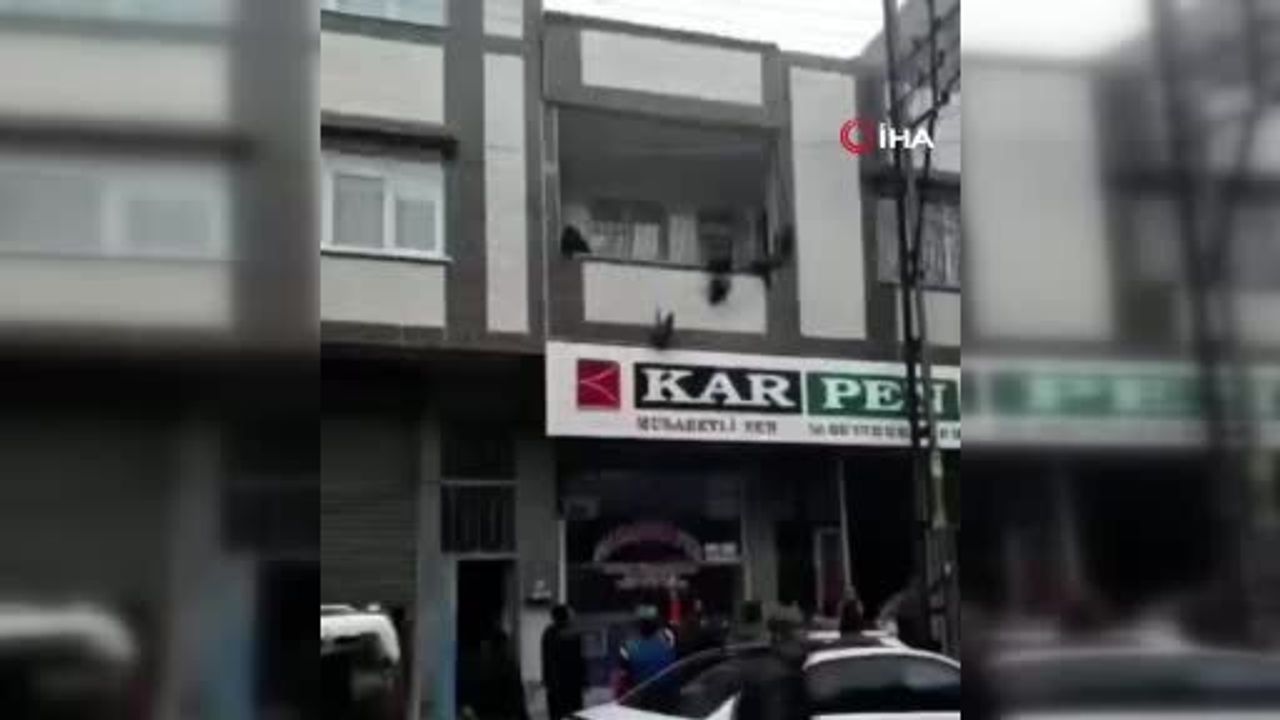 Gaziantep'te Balkonda Asılı Kalan Çocuk Kurtarıldı