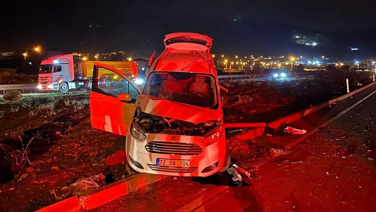 Gaziantep'te Hafif Ticari Araç ve Tır Kazası: 3 Yaralı