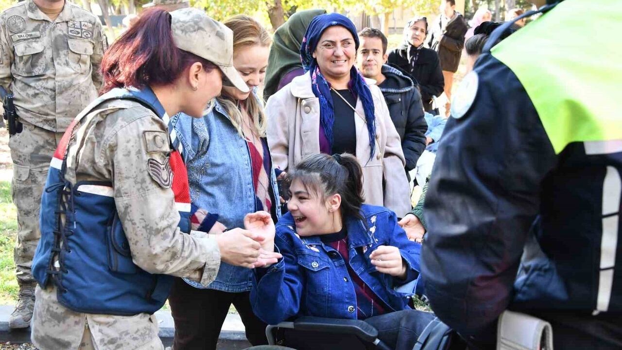 Gaziantep'te Jandarmadan Özel İhtiyaçlı Çocuklara Anlamlı Ziyaret