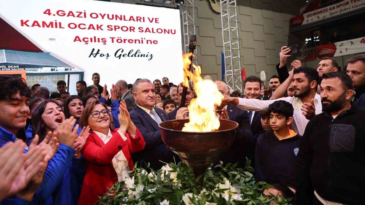 Gaziantep'te Kamil Ocak Kapalı Spor Salonu Açıldı