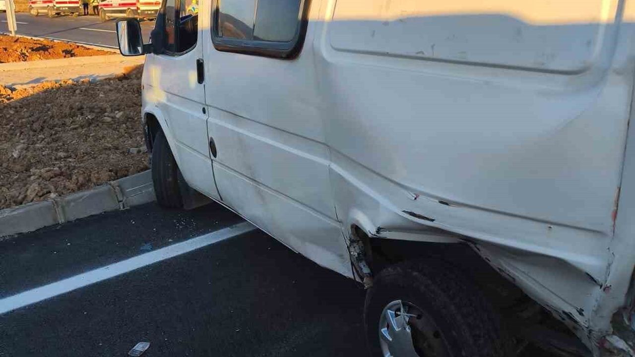 Gaziantep'te Otomobil ve Kamyonet Çarpıştı: 5 Yaralı