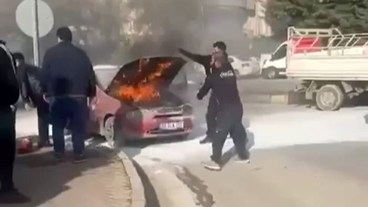 Gaziantep'te Seyir Halinde Otomobil Yandı