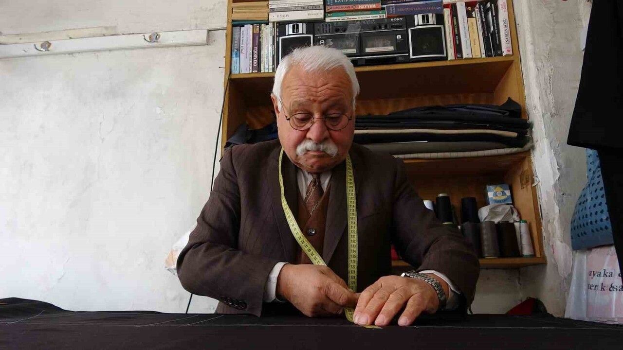 Gaziantep'te Terzi Ustası Nezir Canpolat'ın Kitap Tutkusu