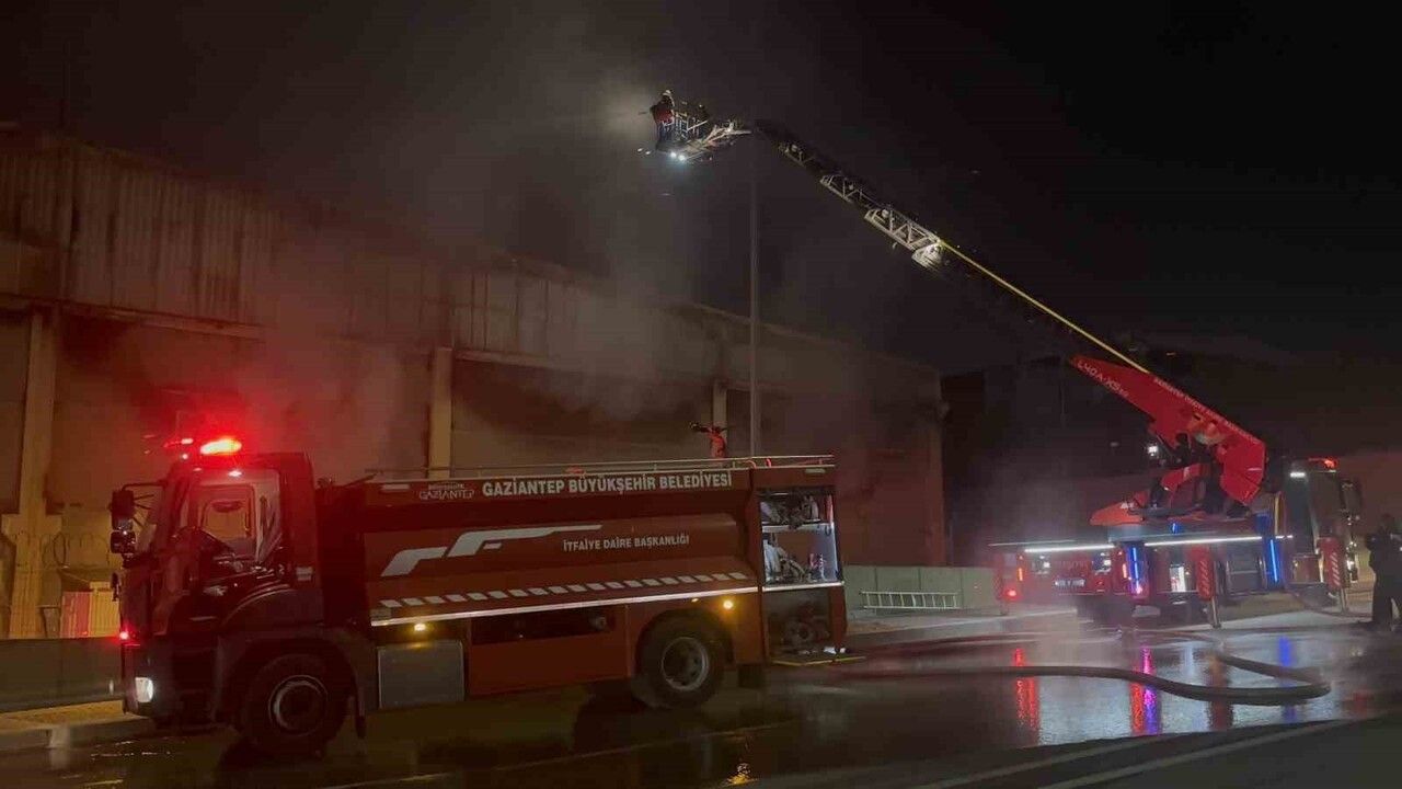 Gaziantep'teki Ambalaj Fabrikasında Yangın: Bir İşçi Dumandan Etkilendi