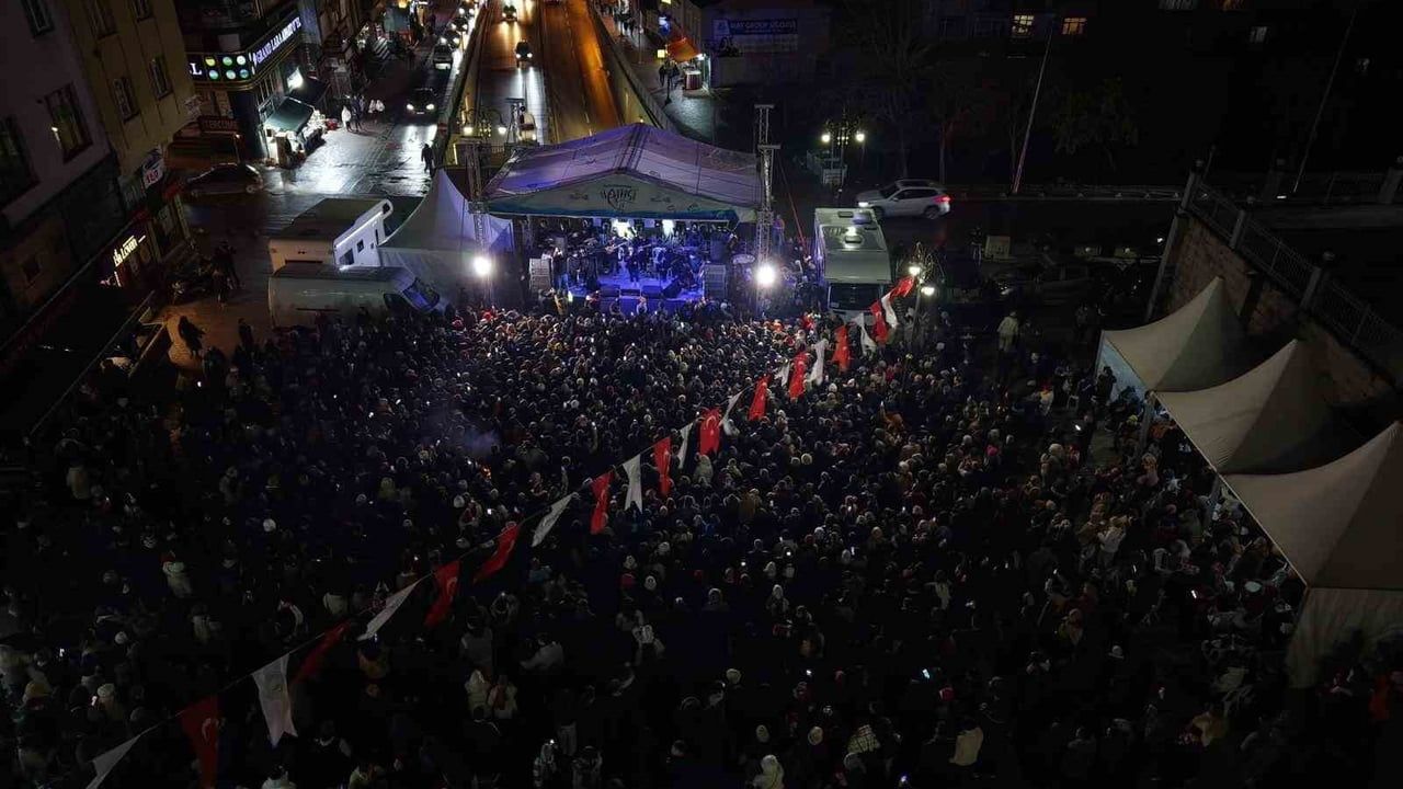 Gaziosmanpaşa 1. Hamsi Festivali'nde Başkan Vekili Karadeniz'in Gitar Sürprizi