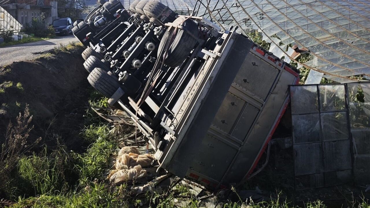 Gazipaşa'da Devrilen Kamyon Sürücüsünü Yaraladı