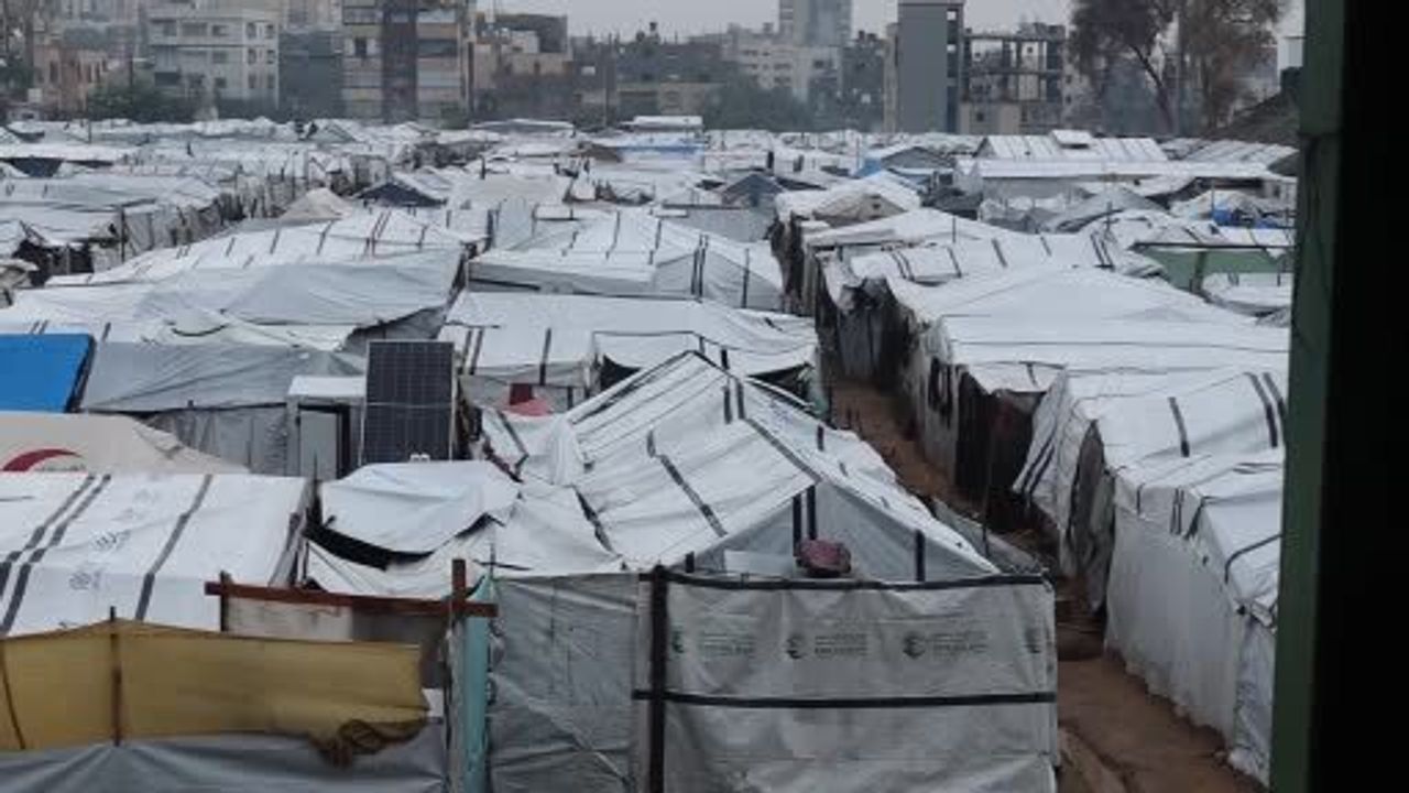 Gazze'de Yerinden Edilen Filistinlilerin Çadırları Su Altında Kaldı