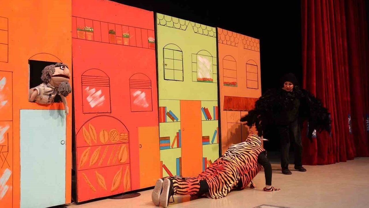 Gebze'de Renkli Çoraplı Kuzgun Çocuk Oyunuyla Büyüledi