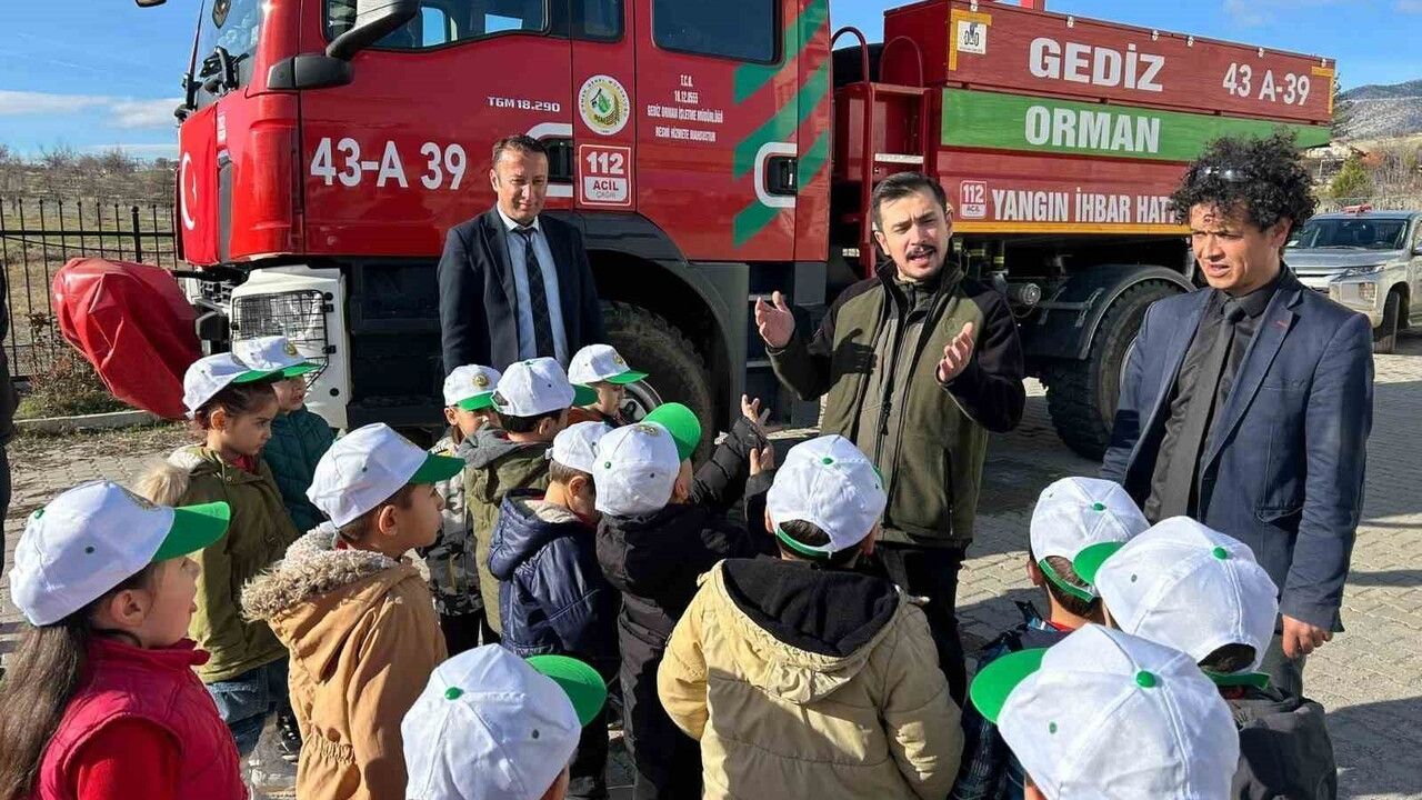 Gediz'de Öğrenciler Kızılçam Fidanları Dikti