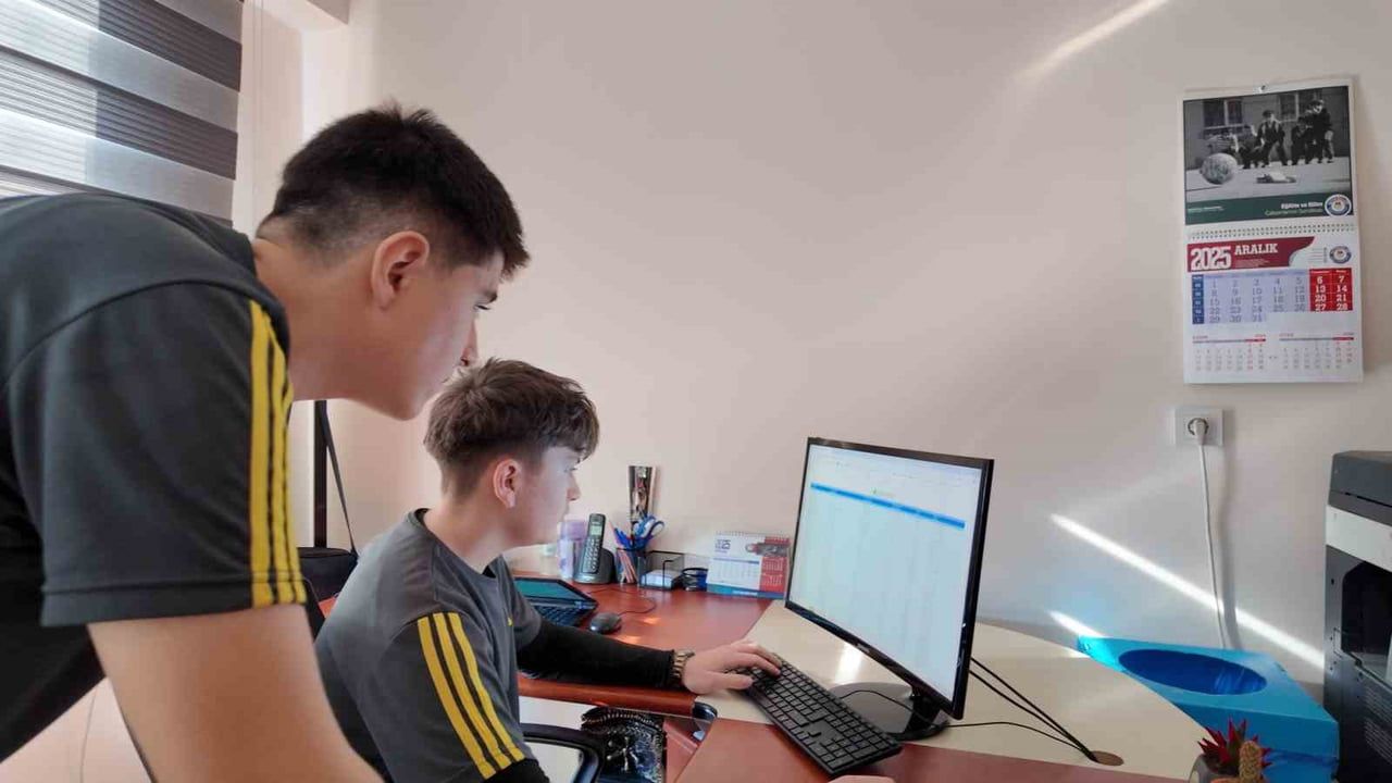 Gediz'in Genç Yazılımcıları Yeniliklerle Dışa Bağlılığı Kırıyor