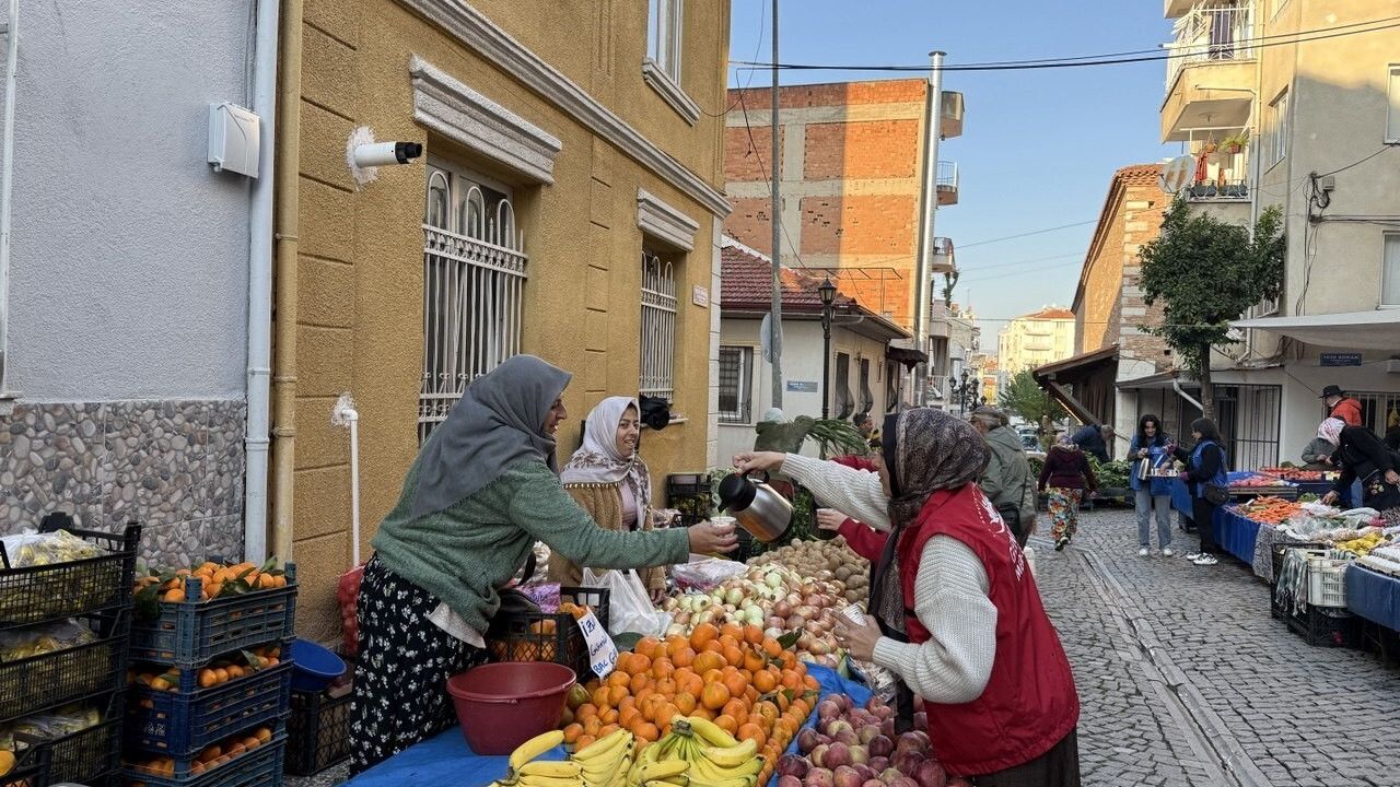 Genç Gönüllülerden Pazar Esnafına Sıcak Çay İkramı