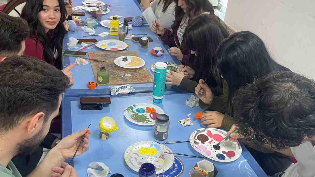 Gençler Sanatla Buluşuyor: Seramik Biblo Boyama Atölyesi
