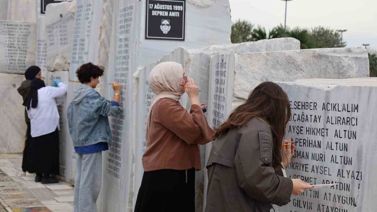 Gençlerden Deprem Anıtı'na Anlamlı Dokunuş