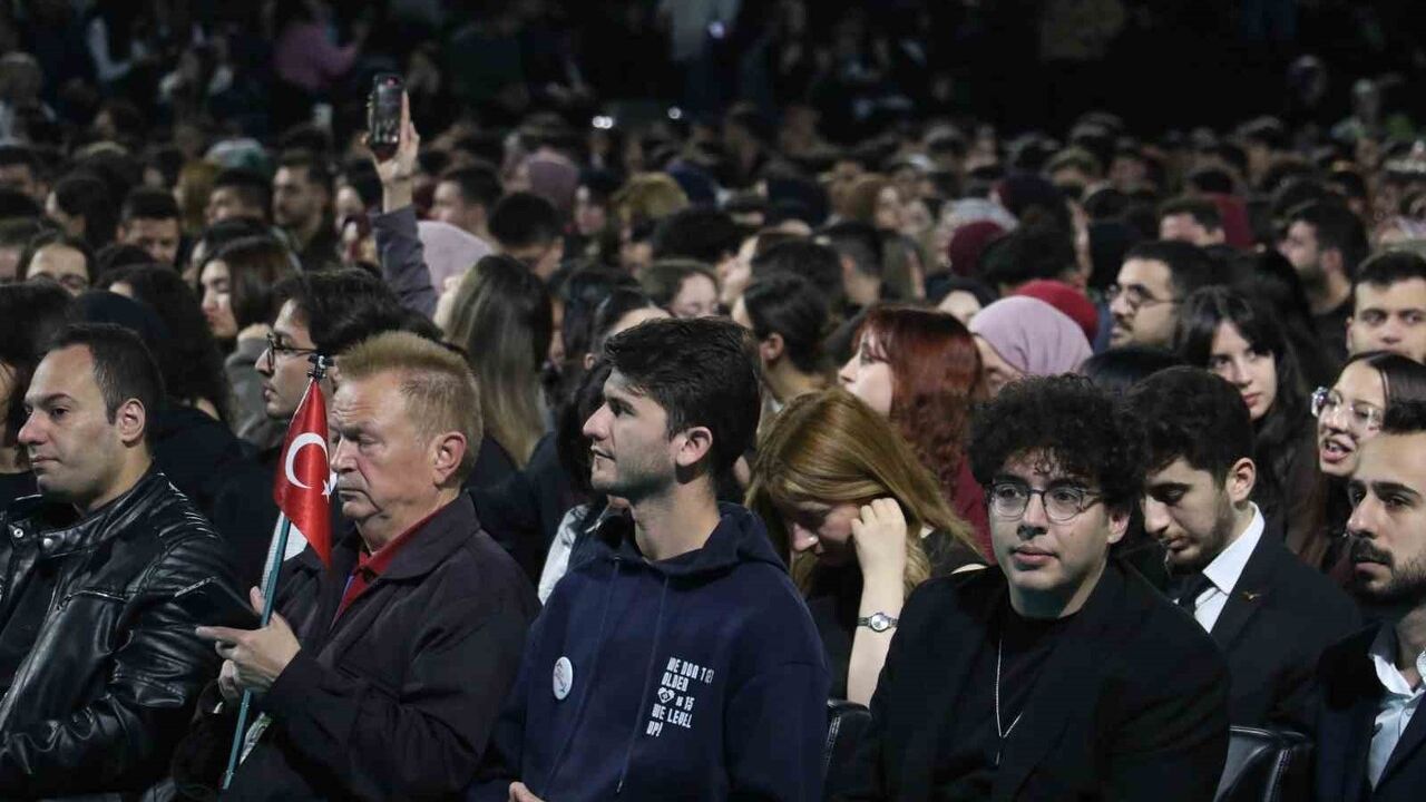 Gençlik ve Spor Bakanı Bak, Gençlere Güvendiğini Vurguladı