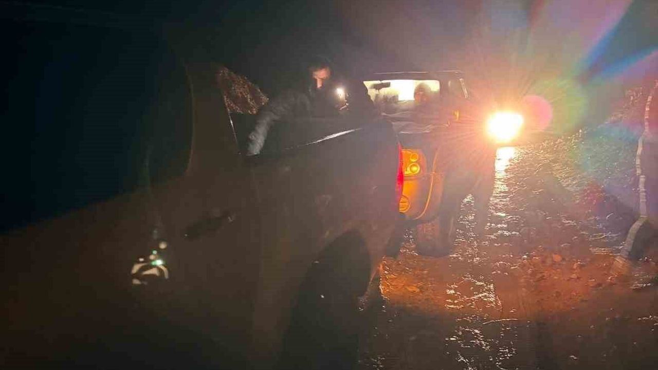 Gercüş'te Çamura Saplanan Araç Kurtarıldı