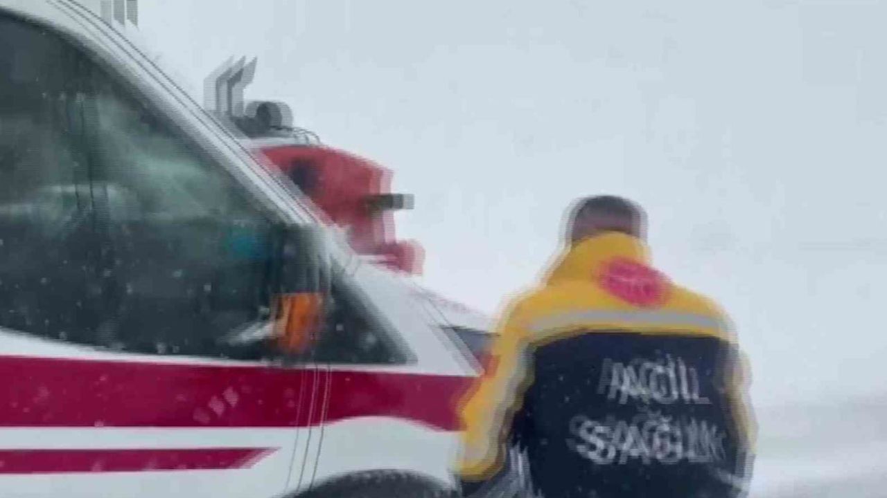 Gercüş'te Karda Mahsur Kalan Ambulansa Müdahale