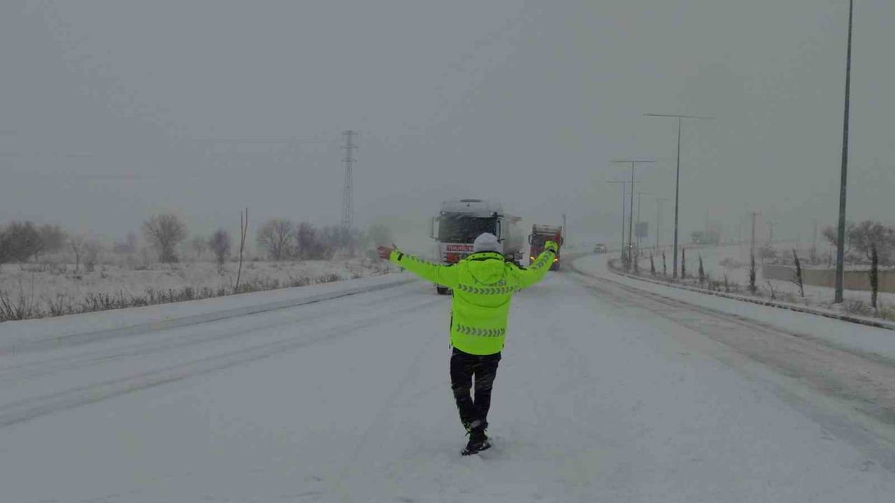 Gercüş'te Kış Koşullarında Polis Yardımı