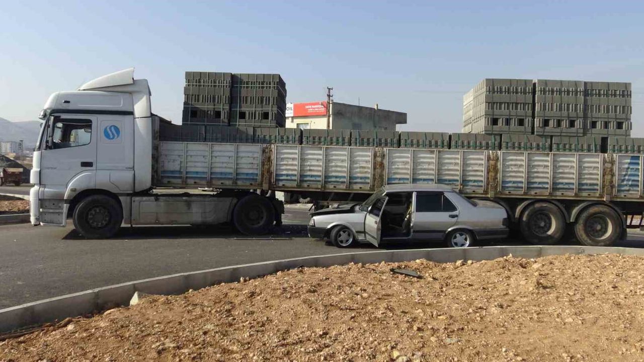Gercüş'te Tır-Otomobil Kazası: Maddi Hasar, Ancak Yaralı Yok